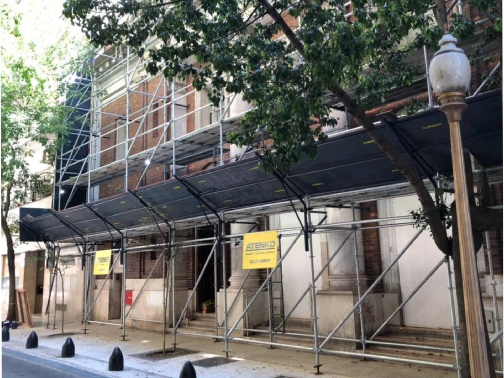 Protección Peatonal con Fachada en Retiro.