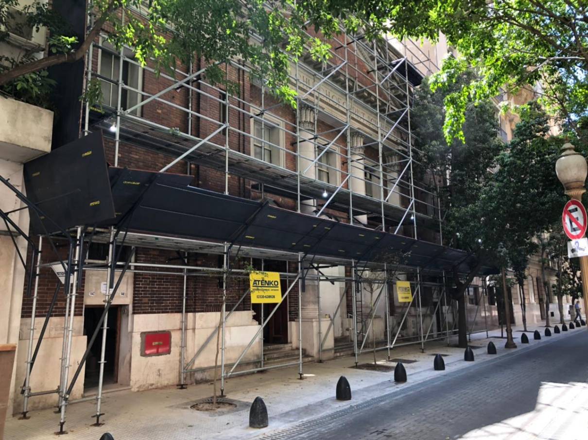 Protección Peatonal con Fachada en Retiro.